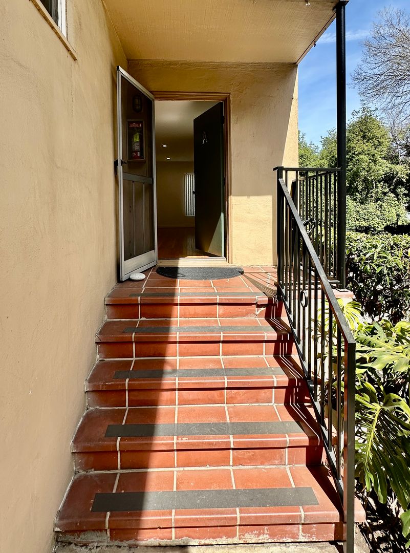 221 N El Camino Real