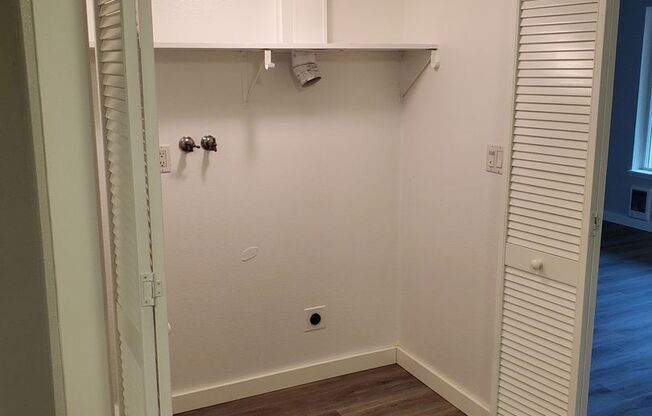 Cute 2 Bedroom 1 bath apartment in the heart of Silverdae