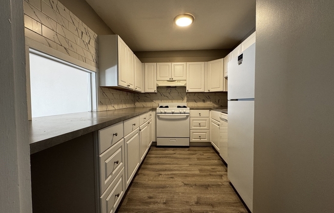 2 beds, 1 bath, 850 sqft, $2,600, Unit 49