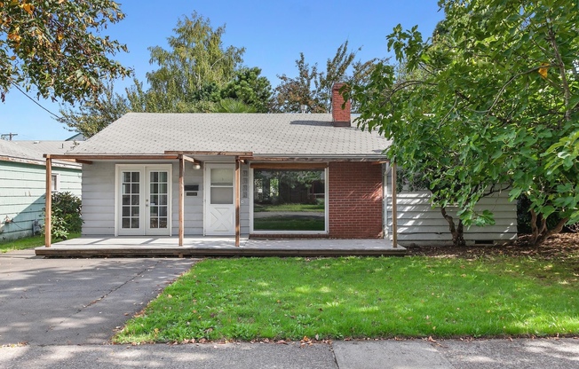 Wonderful 3 Bedroom Bungalow in St Johns with Large Backyard!