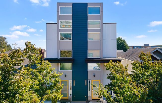 Modern 2bd/2ba Townhome with Rooftop & Parking!