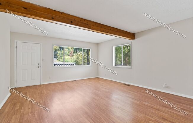 Darling Two Bedroom With Large Fenced Yard, Quick Access to Jackson Middle School and I5.