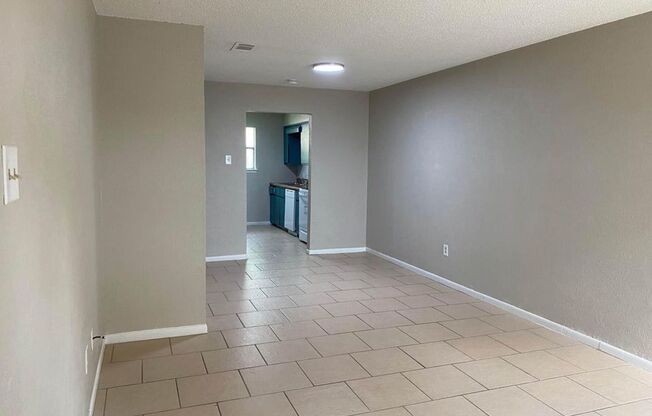 2 beds, 1 bath, 850 sqft, $1,000, Unit B