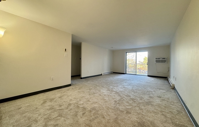 2 beds, 1.5 baths, 910 sqft, $2,300, Unit 38