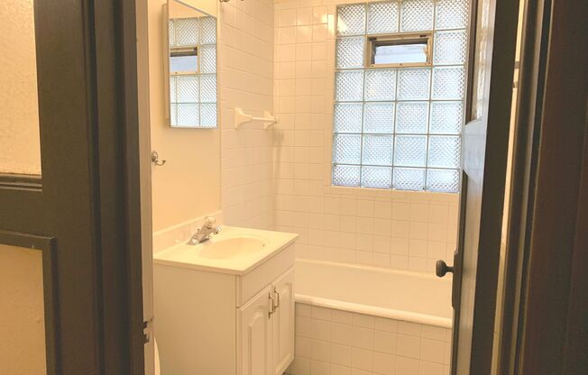 Studio, 1 bath, $875, Unit 13