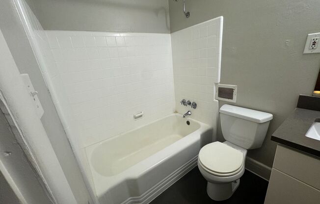 1 bed, 1 bath, 607 sqft, $1,350, Unit 24