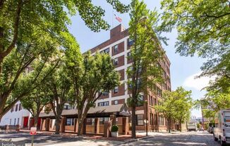 Gorgeous 2-Bedroom Condo in Old City! Free Parking Spot Included!