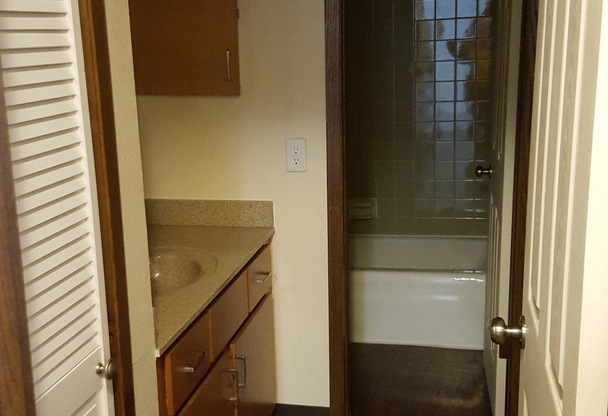 2 beds, 2 baths, 960 sqft, $1,325, Unit 33 - 04