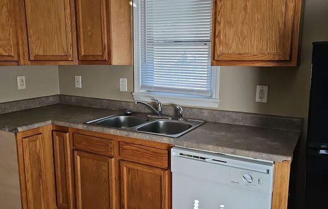 3 beds, 1 bath, $1,295