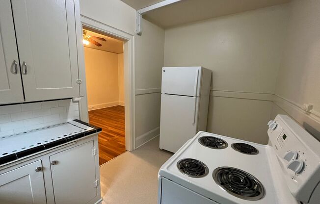 Studio, 1 bath, 485 sqft, $1,025, Unit 28