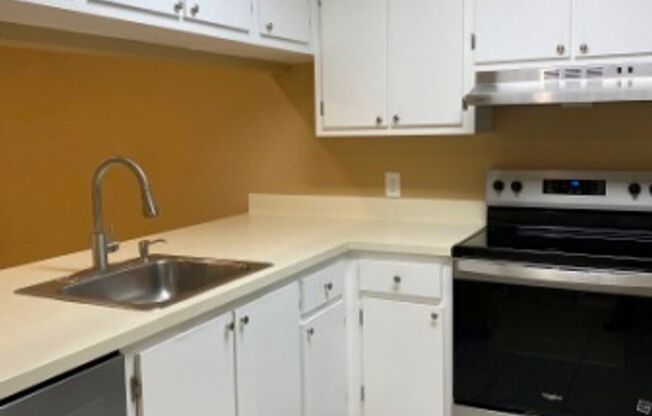 Updated 2/2 End Unit near UC-New Floors & Appliances, Laundry Hookups Inside
