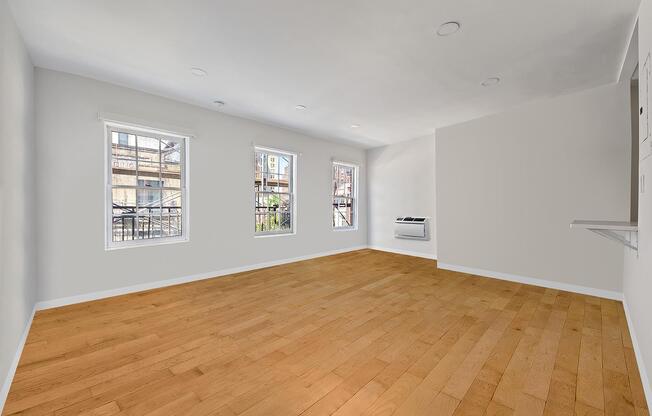 280 W 12 ST