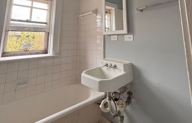 Studio, 1 bath, $795, Unit 18