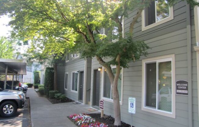 2 beds, 1 bath, 900 sqft, $1,429, Unit 25E