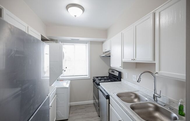 Lovely 2 BR/1 BA Top-Floor Condo in Congress Heights!