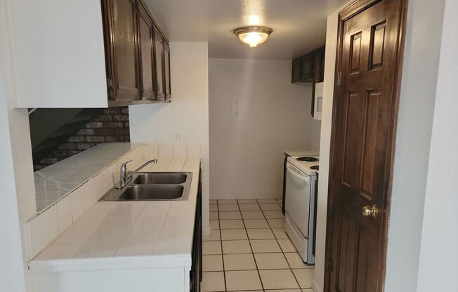 2 beds, 1 bath, $2,600