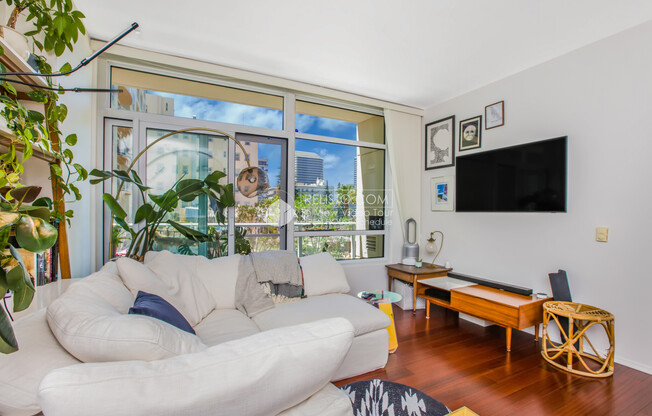 1 LAKESIDE DR