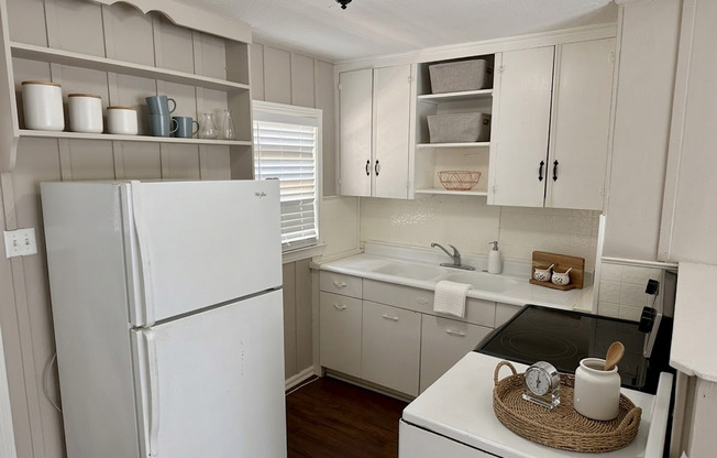 Charming 1-Bedroom Home with Private Master Suite – Efficient & Comfortable Living. Pet Friendly. Lawncare & Water Included. Walk-in Closet