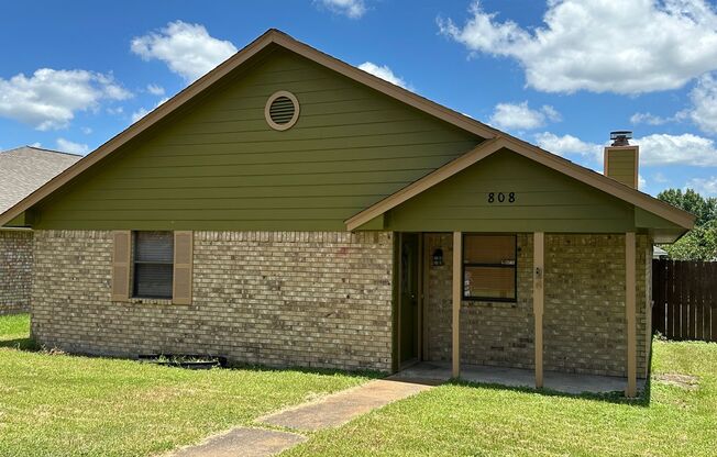 3 bed/2 bath home walking distance to Wolf Pen Creek Park!
