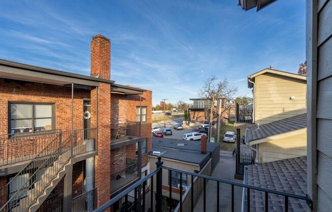 3 beds, 2.5 baths, $2,700, Unit APARTMENT B