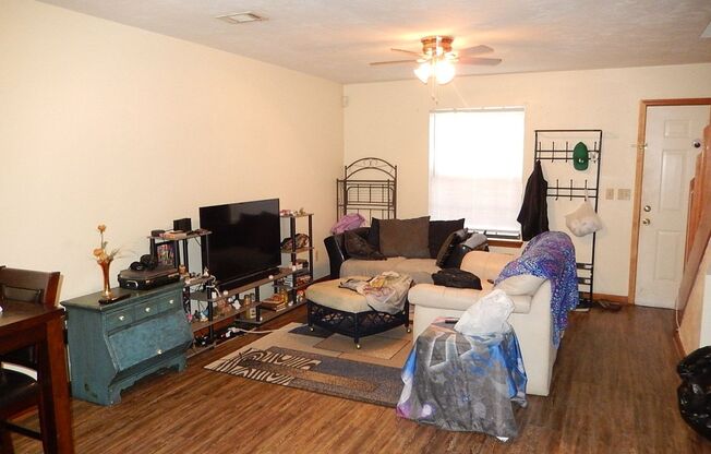 NICE 2/1.5 NW TWN w/ Open Floor Plan, Washer/Dryer, Patio, Community Pool, & More! $1195/month Avail September 1st!