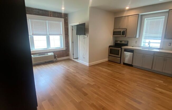 Studio, 1 bath, 340 sqft, $1,095, Unit 3-5
