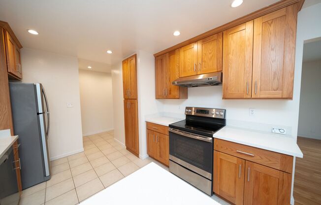 2 beds, 1 bath, $2,350, Unit B