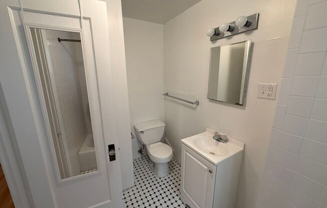 Studio, 1 bath, 295 sqft, $1,220, Unit Old King Edward 231