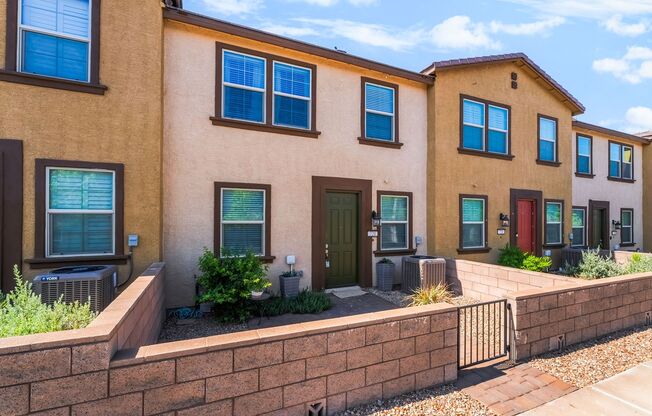 Beautiful, nearly new, 3 bd townhouse located in the heart of Henderson!