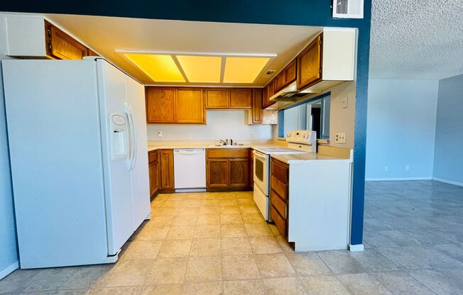 Downstairs Corner 2-Bedroom Condo in Central Las Vegas Location!