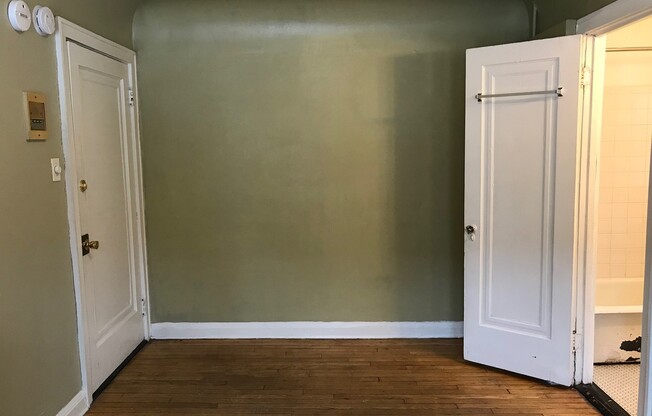 Studio, 1 bath, $725, Unit 15