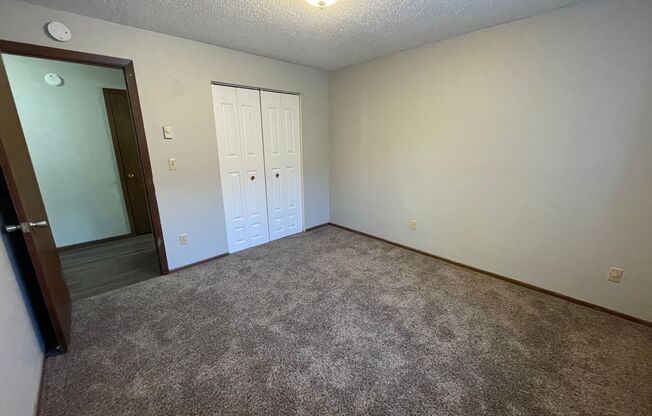 2 beds, 1 bath, $795, Unit Apt 2