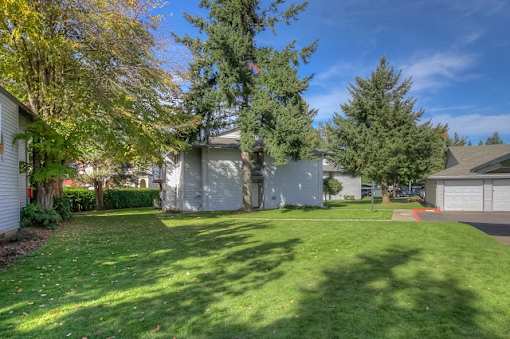 Lush Green Landscape at Woodcreek Apartments, Fairview, Oregon