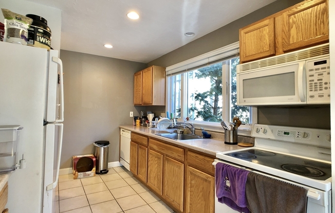 3 beds, 1.5 baths, 1,300 sqft, $3,850, Unit A