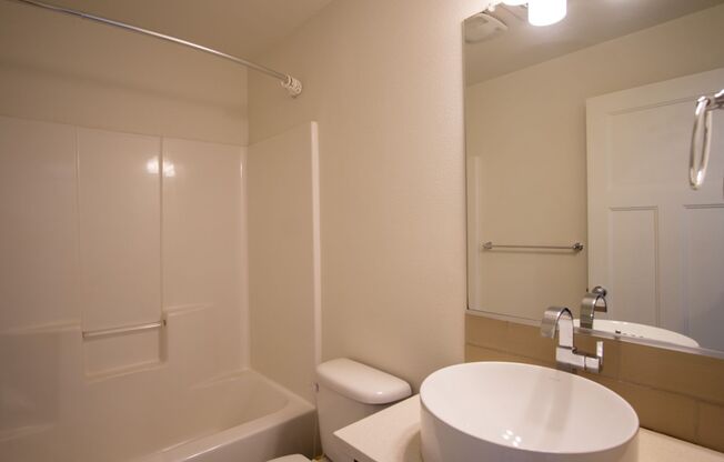 2 beds, 1 bath, $1,725, Unit 302