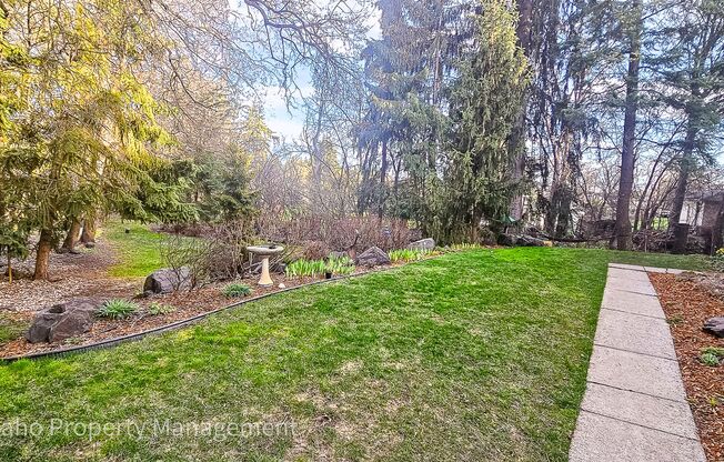 Pet friendly 3Bed/3Bath Single Family Home in a park like setting on the edge of Moscow