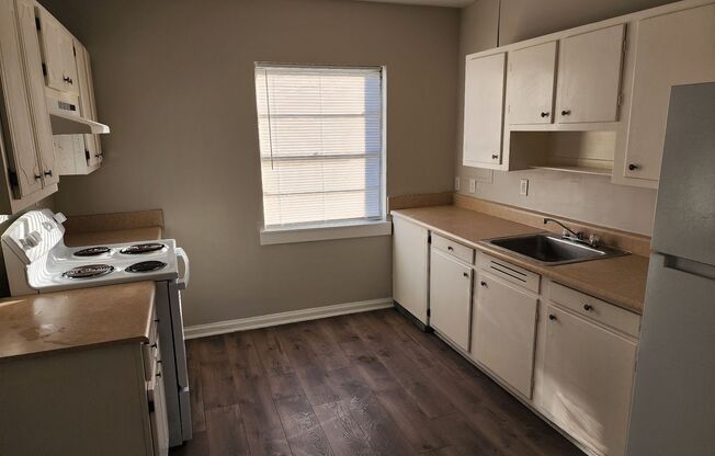 2 beds, 1 bath, 975 sqft, $750, Unit G4