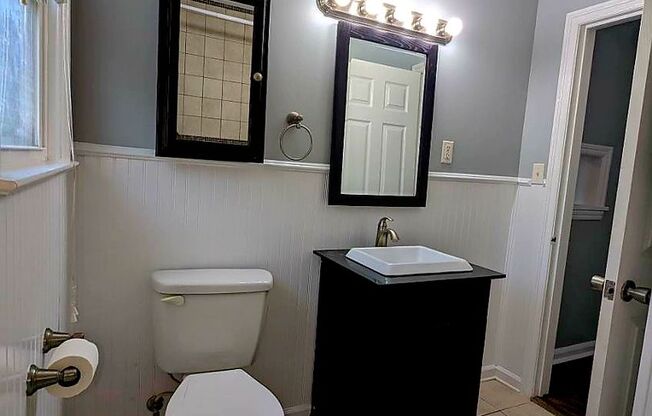 Remodeled, pet-friendly 2br/1ba house with fenced yard