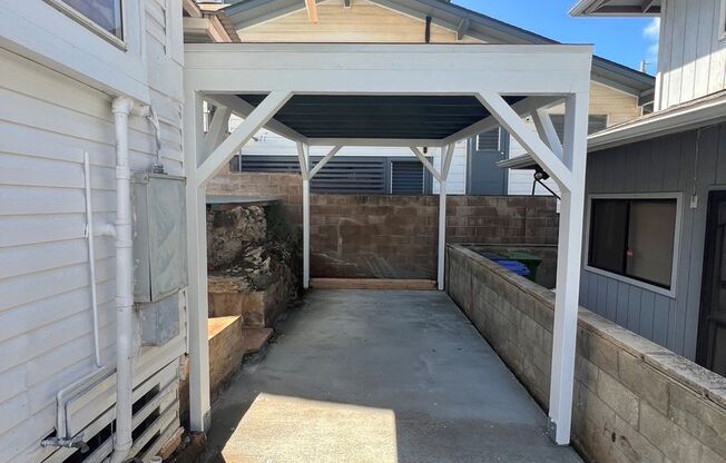 Cute 2-bed 1-Bath cottage with 1 covered Carport and driveway parking in Kaimuki