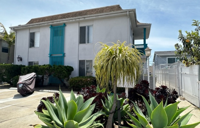 One Bedroom in Gated Community, FREE Laundry, and Garage Parking!