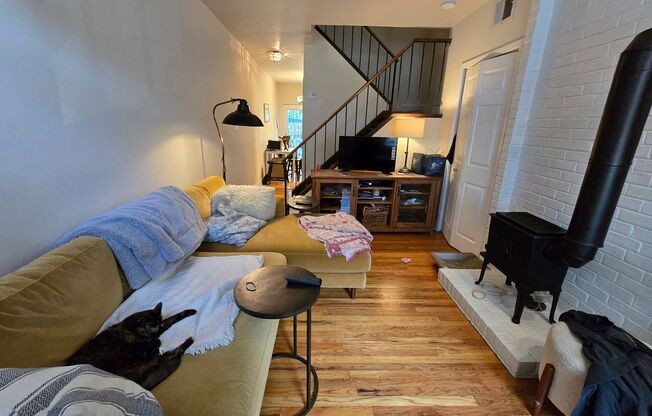 DELIGHTFUL 2 BEDROOM QUEEN VILLAGE TOWNHOUSE