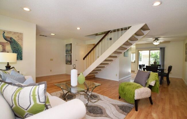 Spacious 1400sf, 3 Bed 2.5 Bath Townhouse in Santa Clara!!