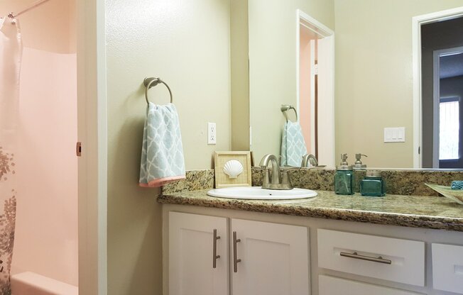 2 beds, 1 bath, 912 sqft, $2,250