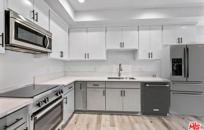 4647 1/2 W 18 ST