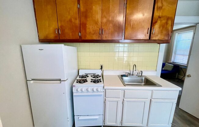 1 bed, 1 bath, $850, Unit 14