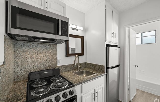 Studio, 1 bath, 395 sqft, $1,498, Unit 06