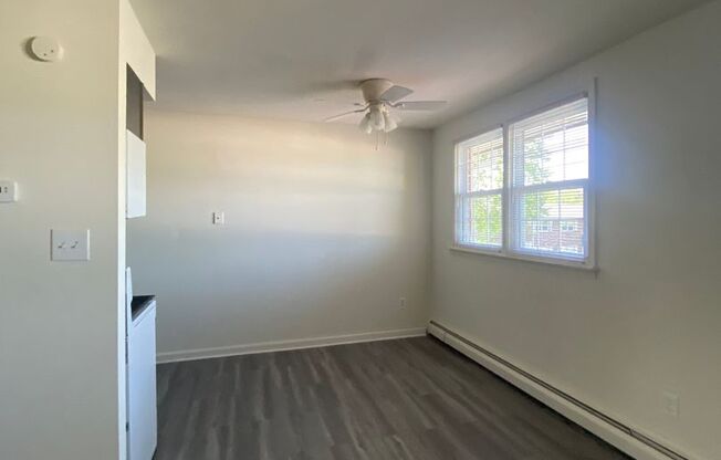 2 beds, 1 bath, 810 sqft, $1,595, Unit 00 - J- 8