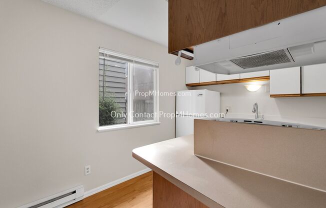 2 beds, 1 bath, $1,599, Unit 8820 N Ivanhoe Street Unit 17