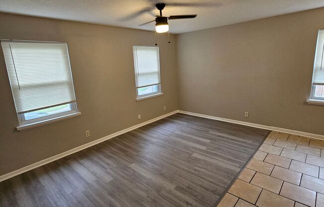 Cozy 2/1 with a Garage in Raytown!