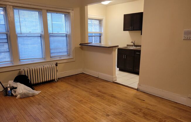 Studio, 1 bath, $895, Unit 14